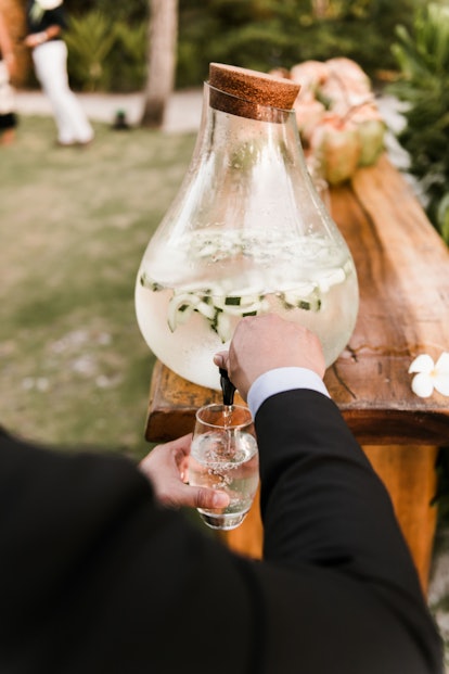 Non-alcoholic drinks and mocktails at a sober wedding can be just as exciting as alcohol. 