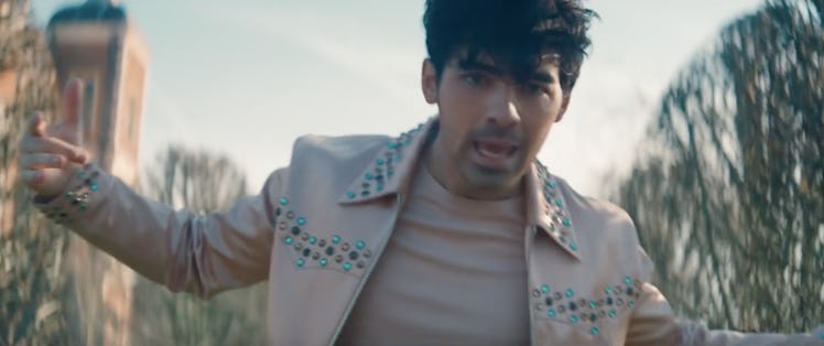 Jonas' bejeweled jacket is a cool part of any Sophie Turner and Joe Jonas Couples Halloween Costume ...
