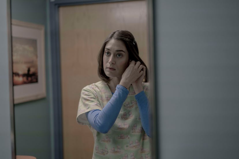 Lizzy Caplan plays Annie Wilkes from Misery on Castle Rock