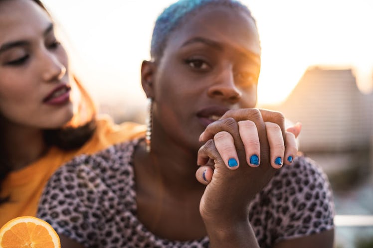https://www.stocksy.com/2717614/multi-ethnic-lesbian-couple-relaxing-with-cocktails