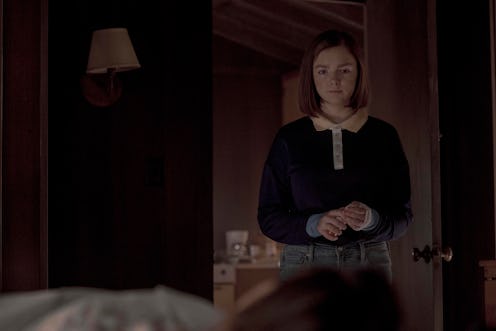 Elsie Fisher emulating Annie Wilkes in Misery as Joy Wilkes in Castle Rock