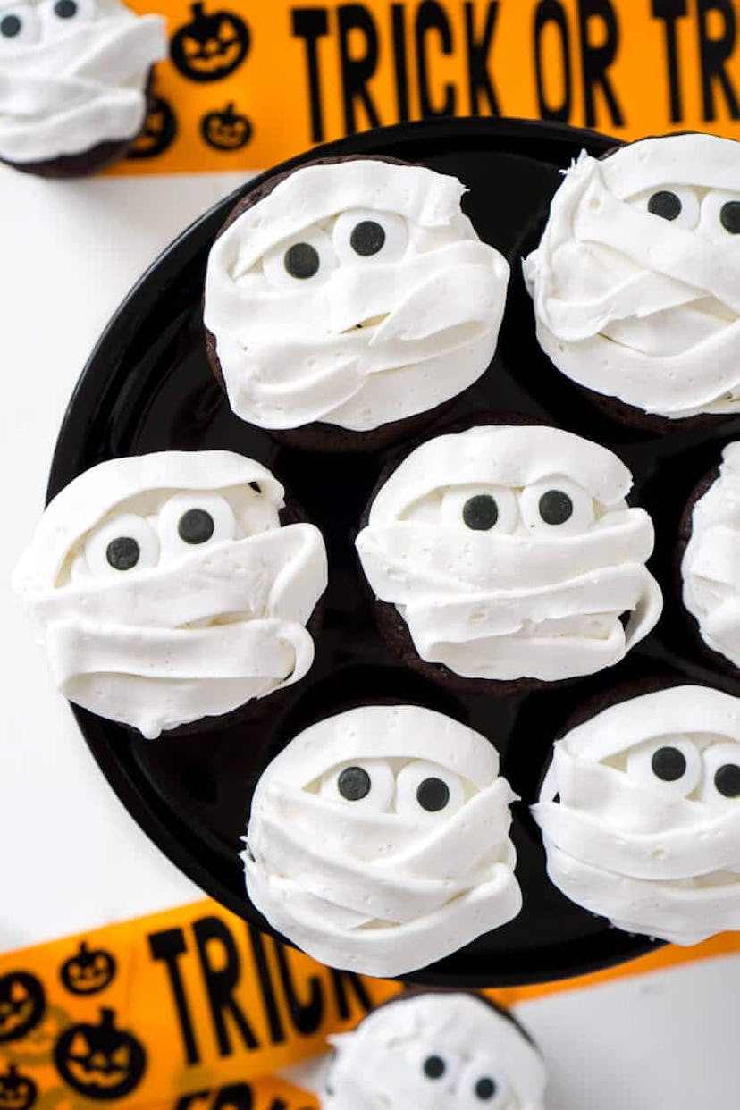 Mummy Halloween cupcakes are a spooky treat that can make a great Halloween snack for the classroom....