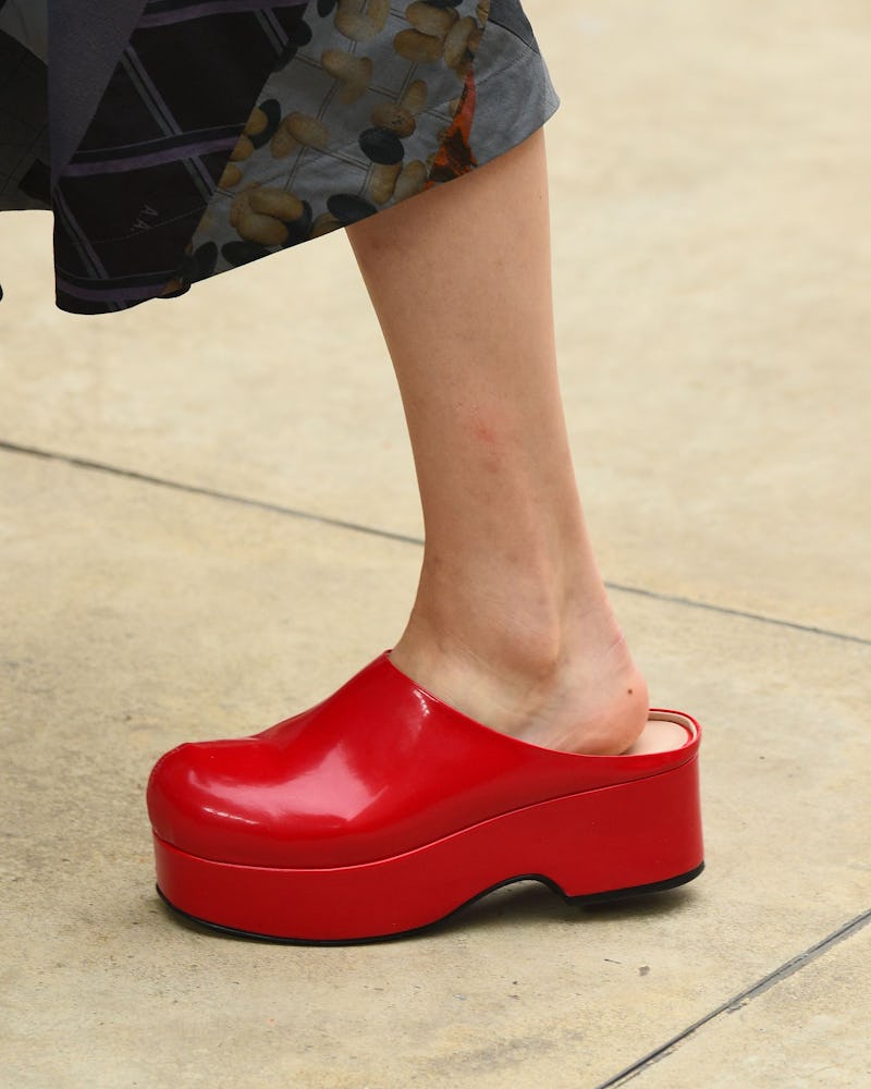 A model in red mules as on of the 7 Spring/Summer runway shoe trends