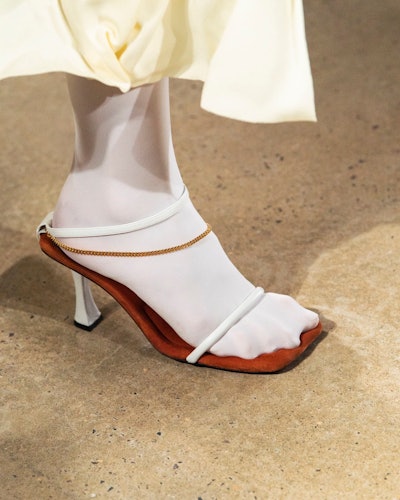 A model wearing white-brown sandals as on of the 7 Spring/Summer runway shoe trends