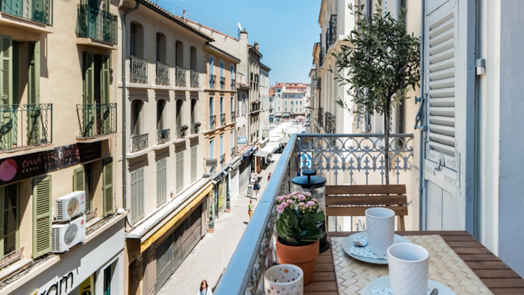 10 Airbnbs In The French Riviera That'll Take Your Breath Away