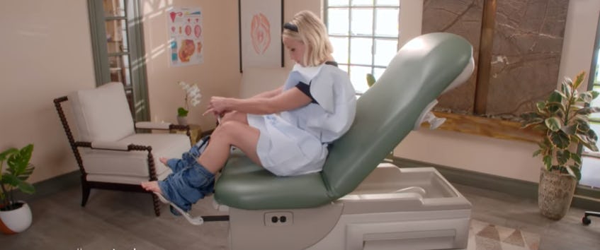 Uxlayotgan qizning kokraklari