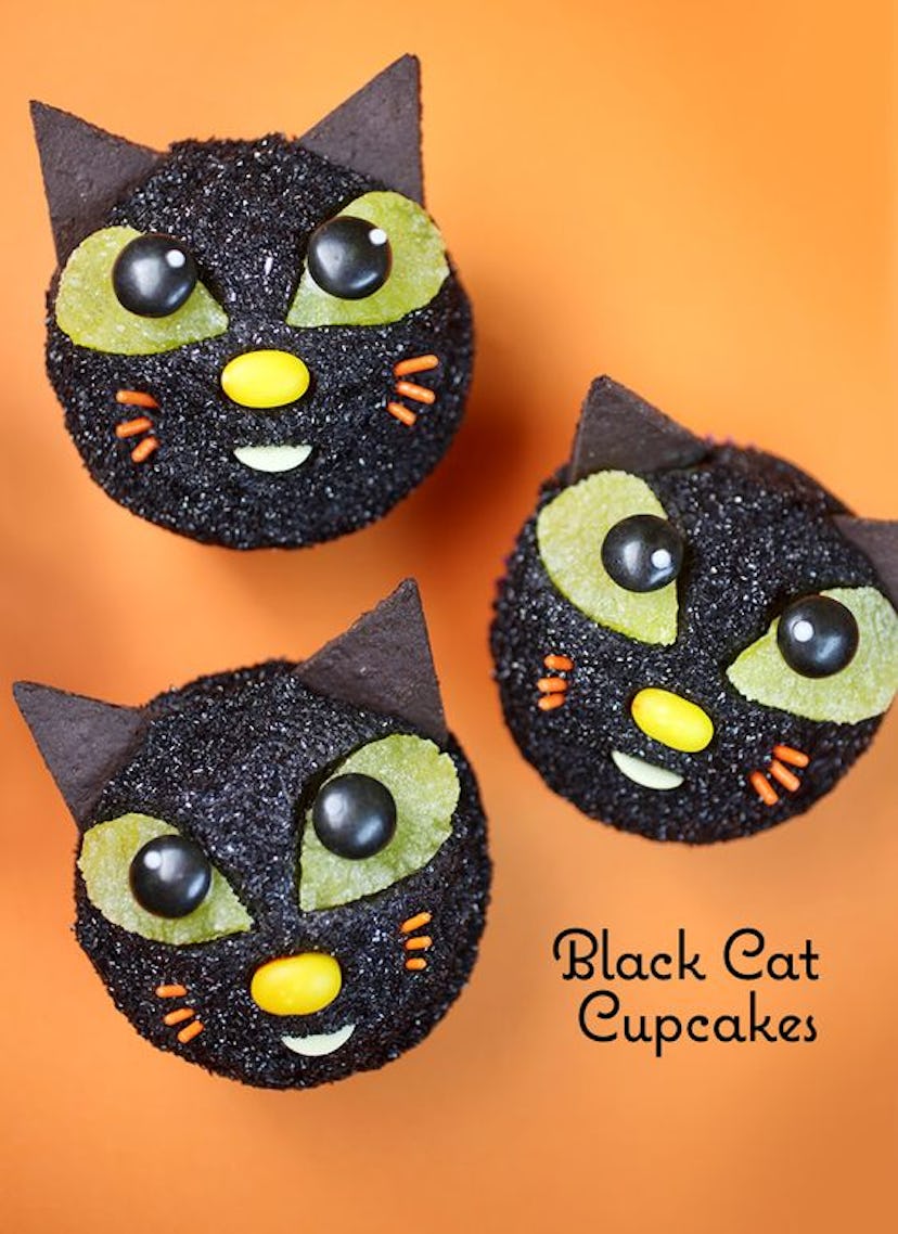 Things To Make With Leftover Halloween Candy, Black Cat Cupcakes 
