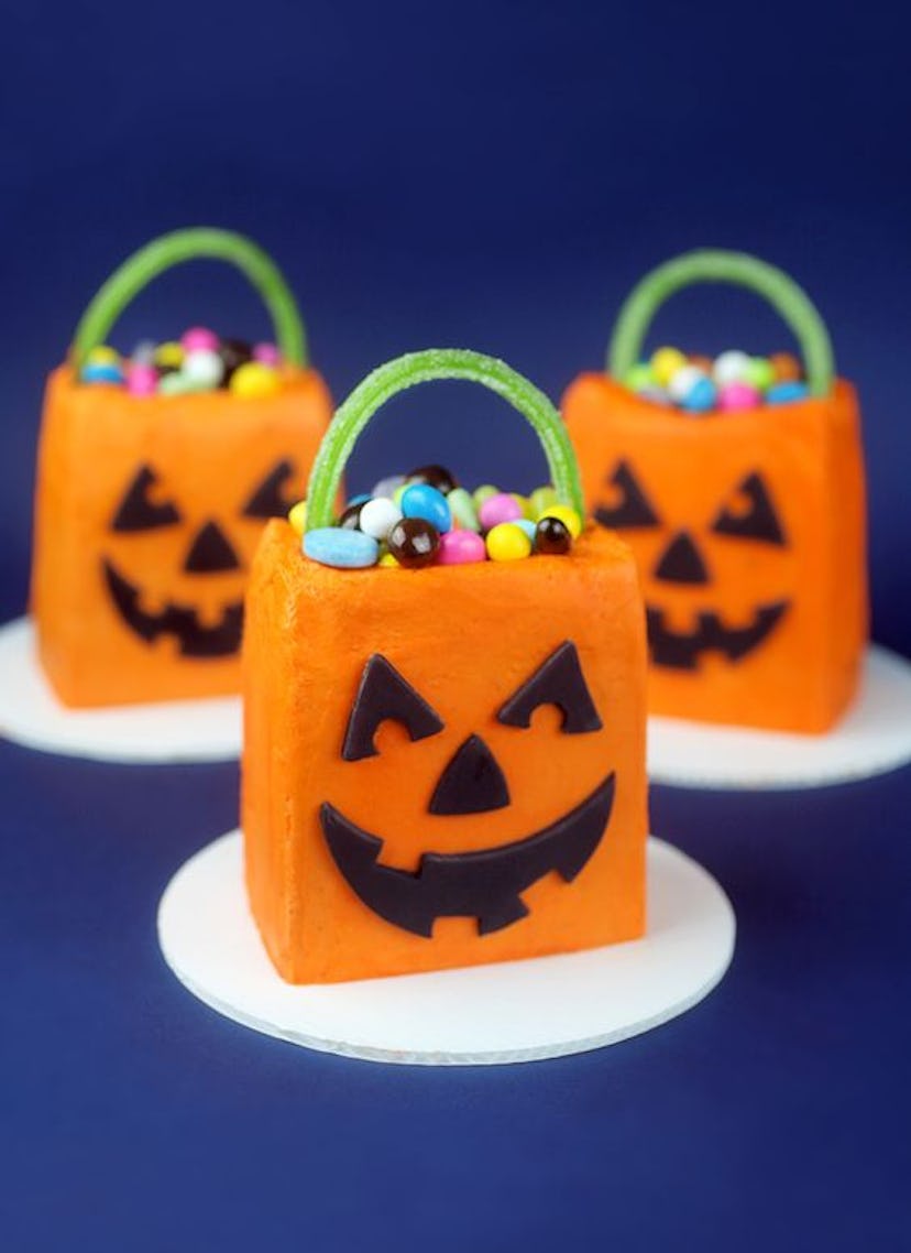 Things To Make With Leftover Halloween Candy, Trick Or Treat Mini Cakes 