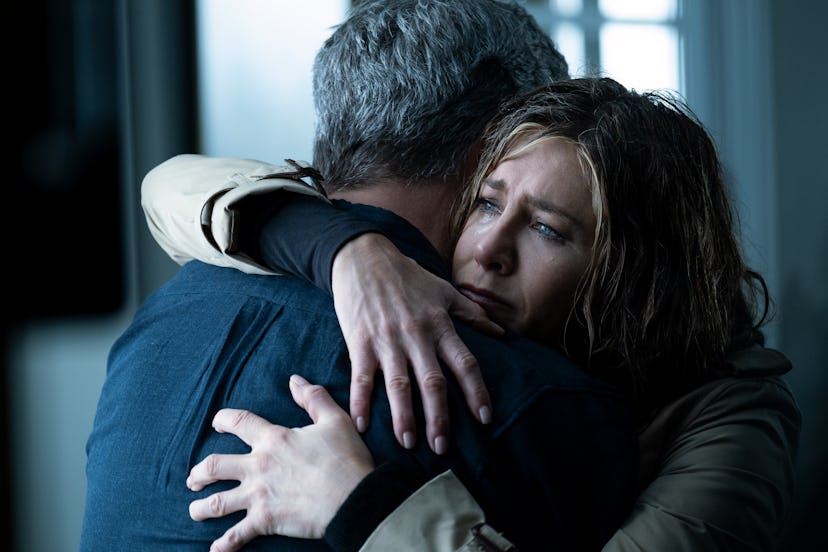 Jennifer Aniston and Steve Carell hugging in the Morning Show.