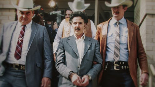 Henry Lee Lucas being escorted by Ranger Bob Prince and task force.