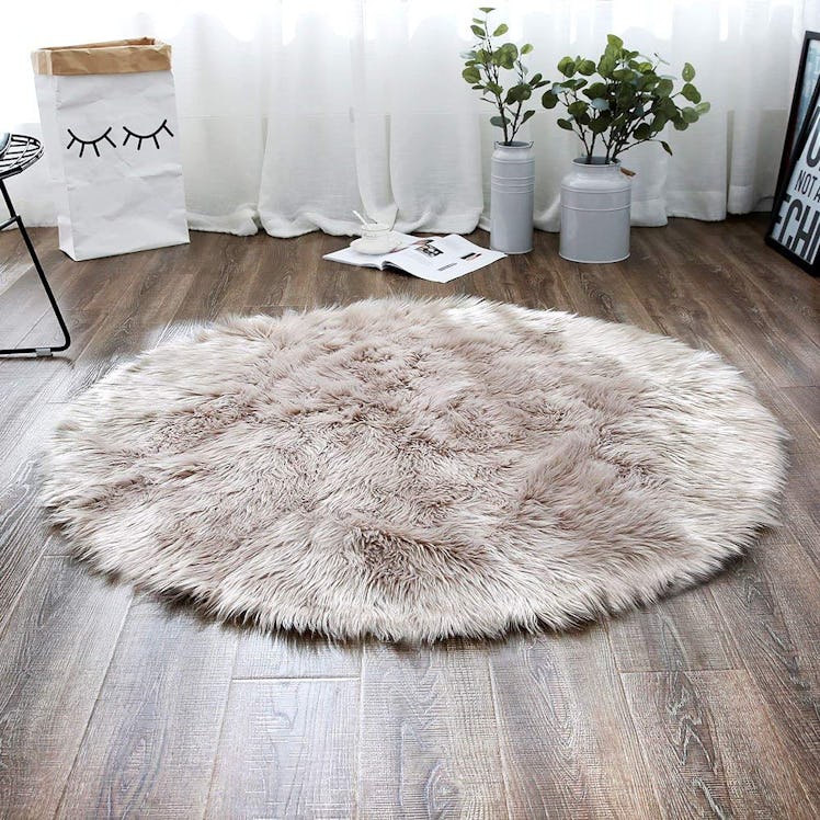 LEEVAN Plush Faux Fur Rug