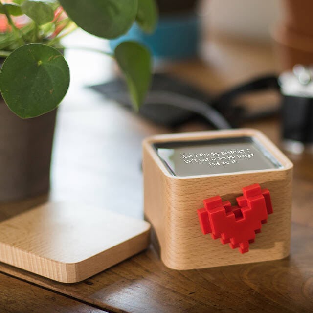 This Long Distance Bracelet Vibrates For The Other Person When You