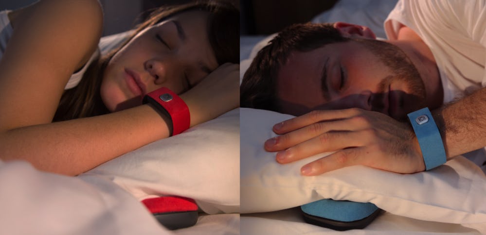 This Long Distance Bracelet Vibrates For The Other Person When You