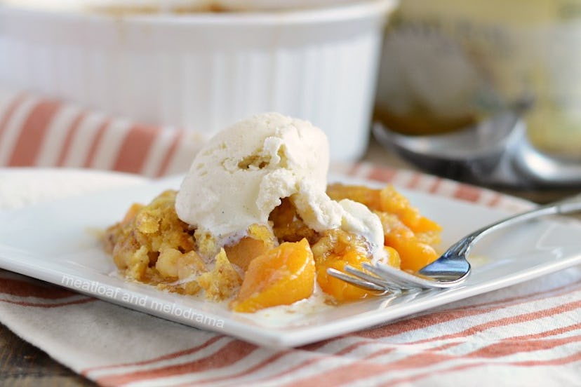 This Peach Dump Cake recipe can be made quickly and easily in your Instant Pot for Friendsgiving 201...