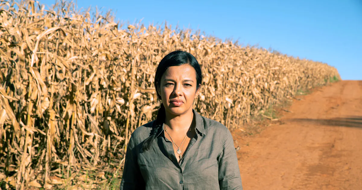 horizon, 2016, should we close our zoos? liz bonnin... Who Is Liz Bonnin? The TV Presenter's Love For Nature Shaped Her Career ...
