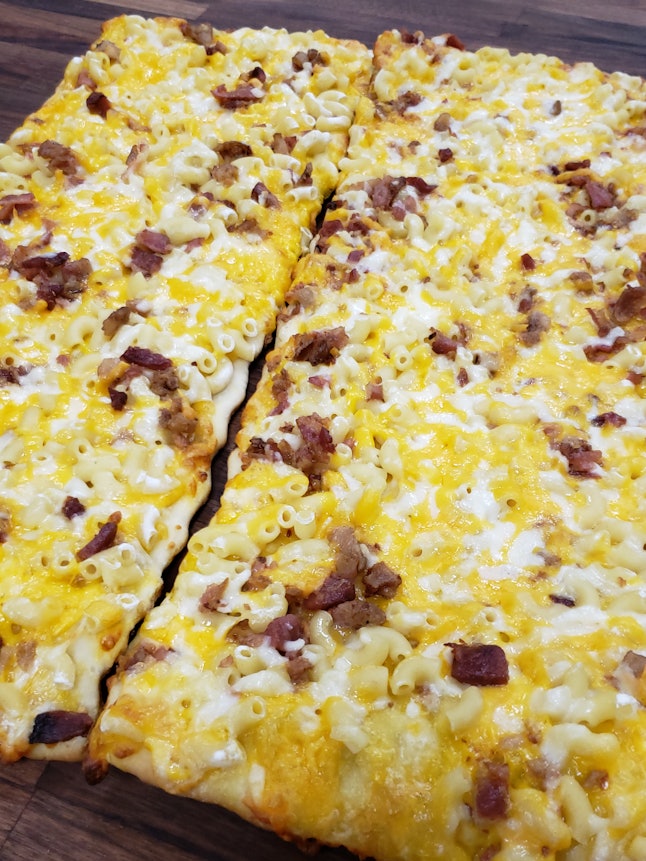 You Can Get A Pizza Covered In Mac & Cheese At Sam's Club Now
