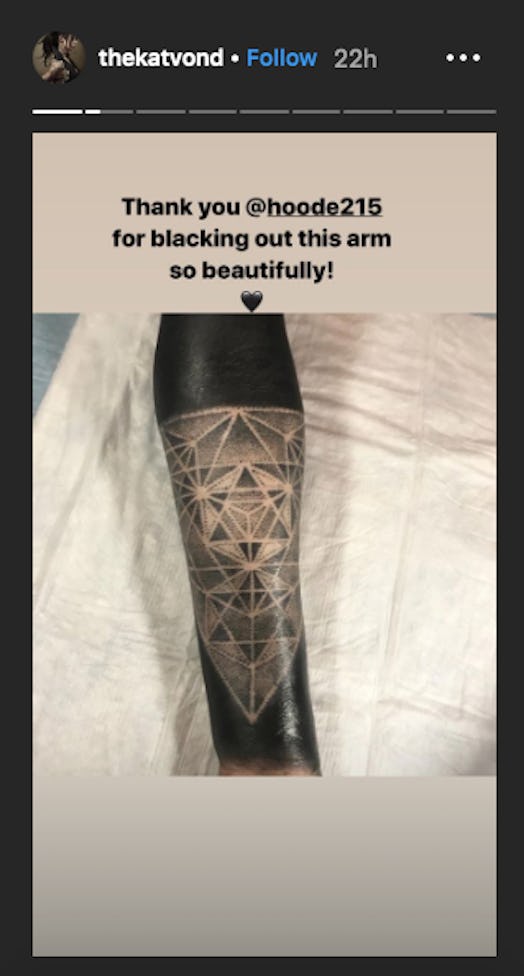 Kat Von D's tetrahedron tattoo is still visible.