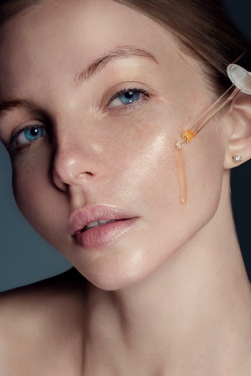 woman using facial oil