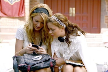 Serena (Blake Lively) and Blair (Leighton Meester) on a phone on 'Gossip Girl'