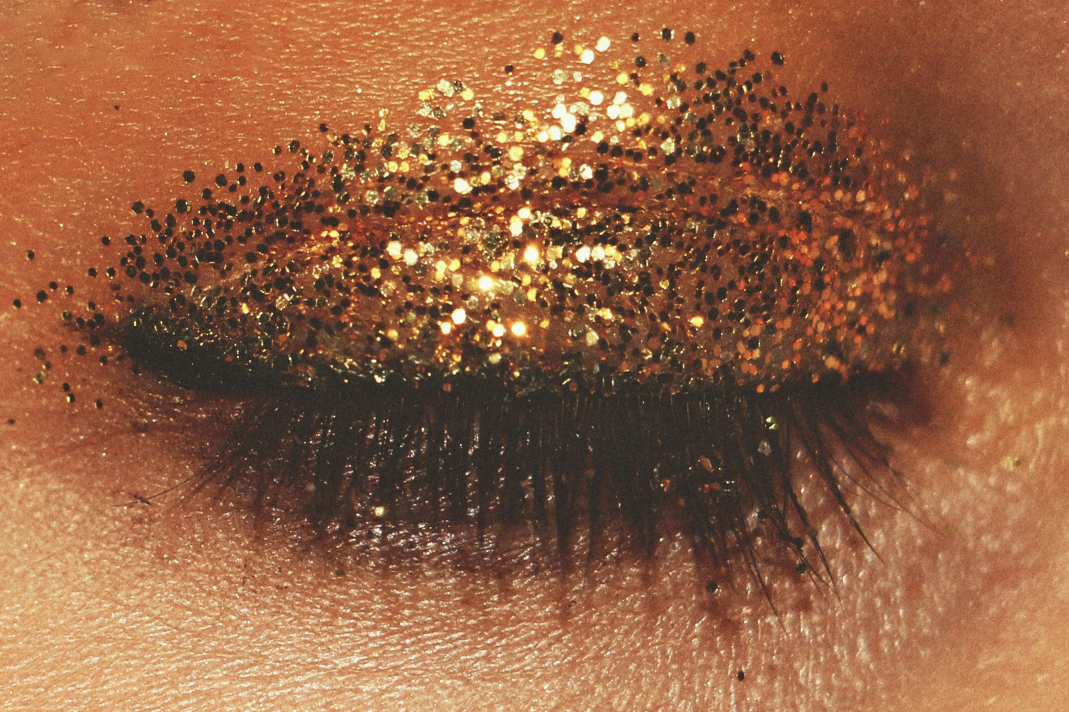 How To Apply Glitter Eyeshadow, According To Beauty Experts