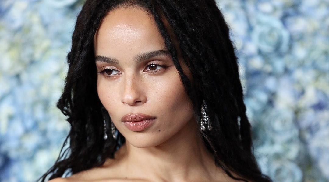 Zoe Kravitz S New Pixie Cut Is A Bold Winter Style Move You Ll