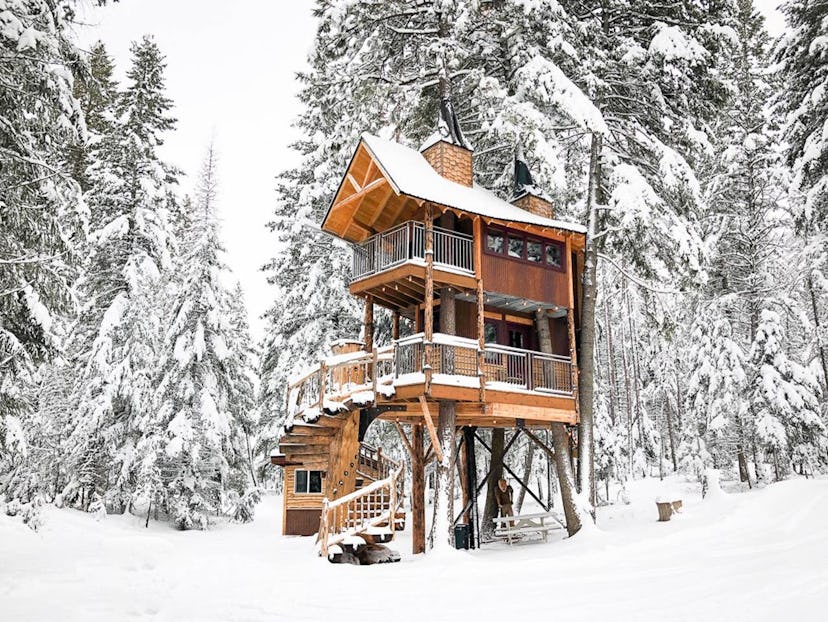 Treehouse Retreat wooden hotel building near Glacier Park in Montana 