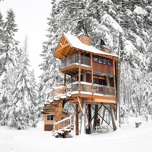 Treehouse Retreat wooden hotel in Montana 