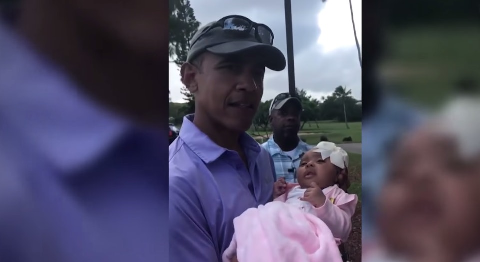 This Photo Of Barack Obama Holding A Baby While On Vacation Is ...