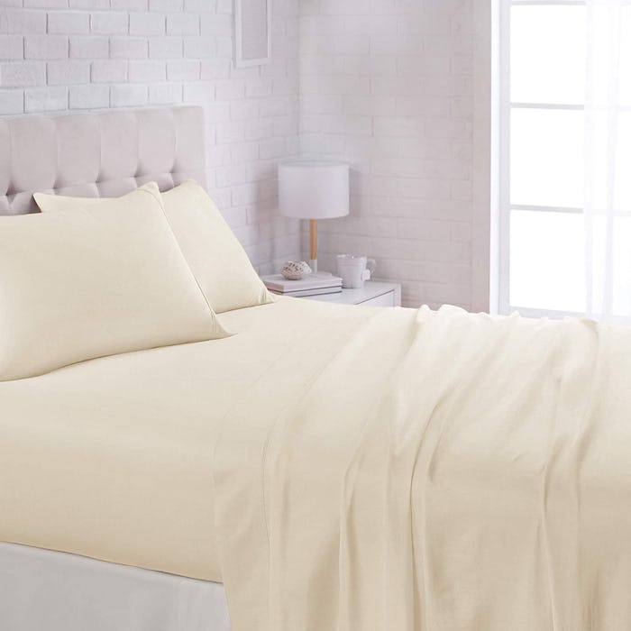 AmazonBasics Lightweight Microfiber Sheet Set