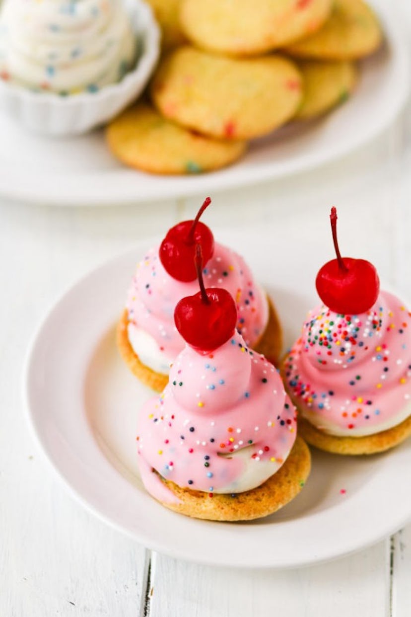 These unique hihat cookies look like adorable ice cream sundaes.