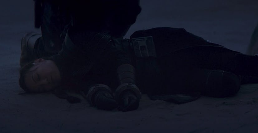 Mysterious person stands over Fennec Shand's dead body in The Mandalorian