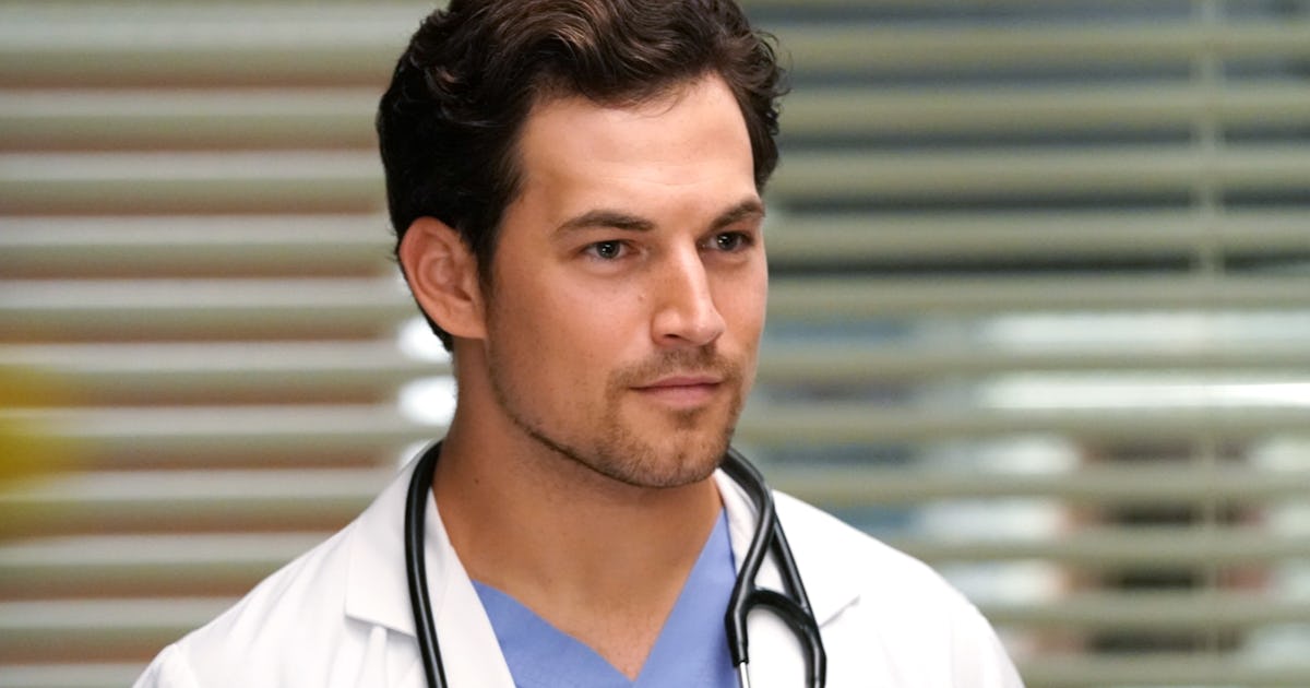 Deluca S Dad S Arrival On Grey S Anatomy Can Only Mean Trouble