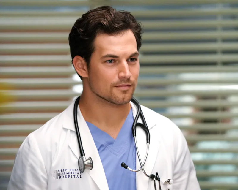 Deluca S Dad S Arrival On Grey S Anatomy Can Only Mean Trouble