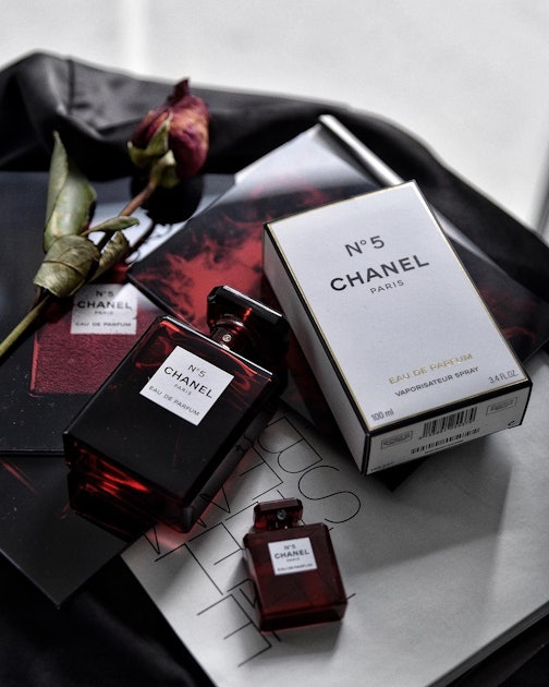 Chanel No 5 L'eau Eau de Toilette Spray 100 ml / 3.4 fl.oz. Red Edition New Box