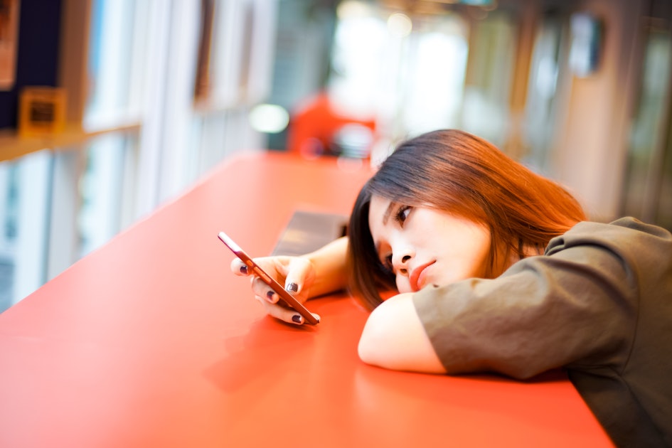 8 Thoughts You Have When Waiting For Someone To Text Back And It Feels 