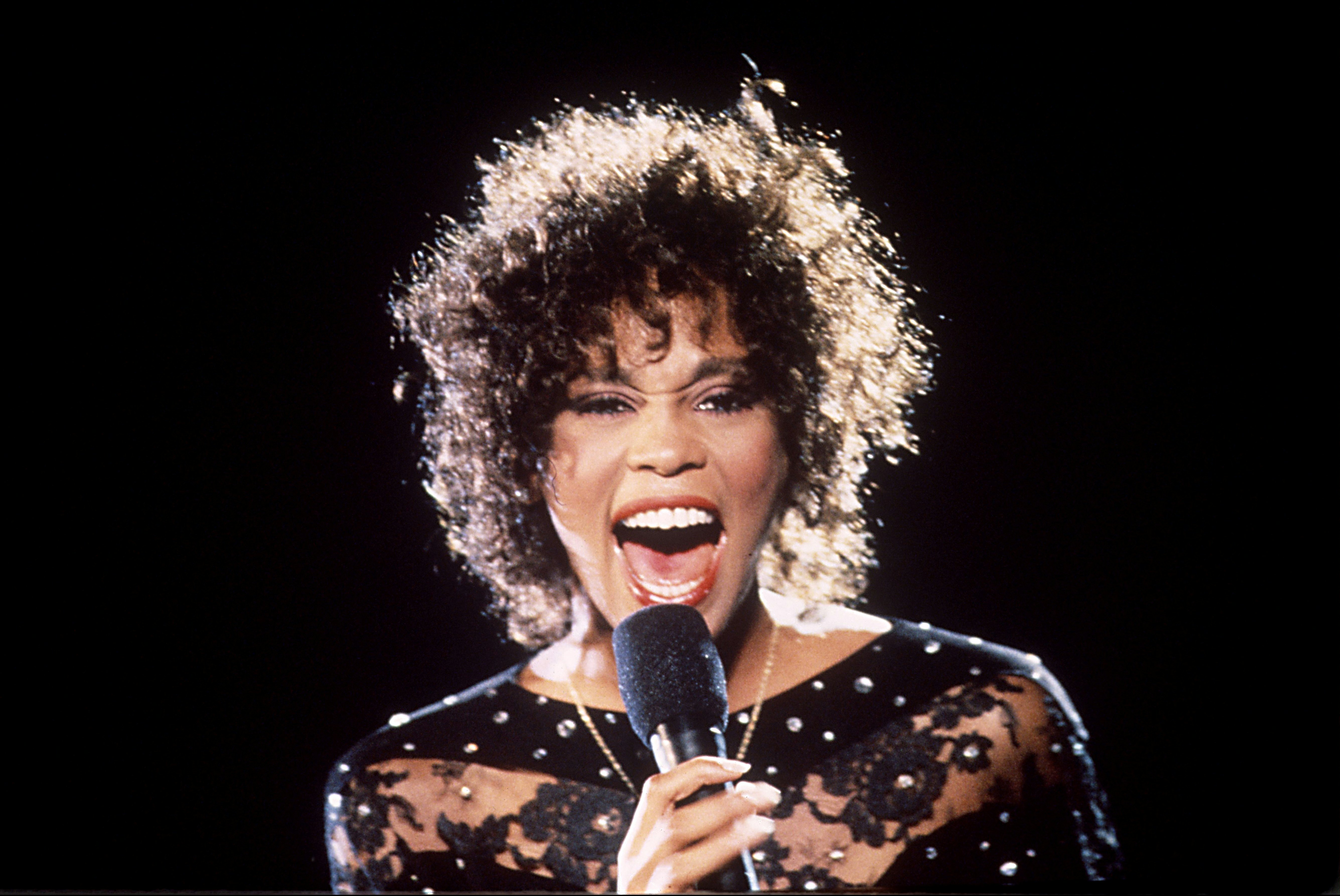 Уитни хьюстон лучшие песни. Whitney Houston(). Уитни Хьюстон поет. Уитни Хьюстон в 2020 году. Уитни Хьюстон 2021.