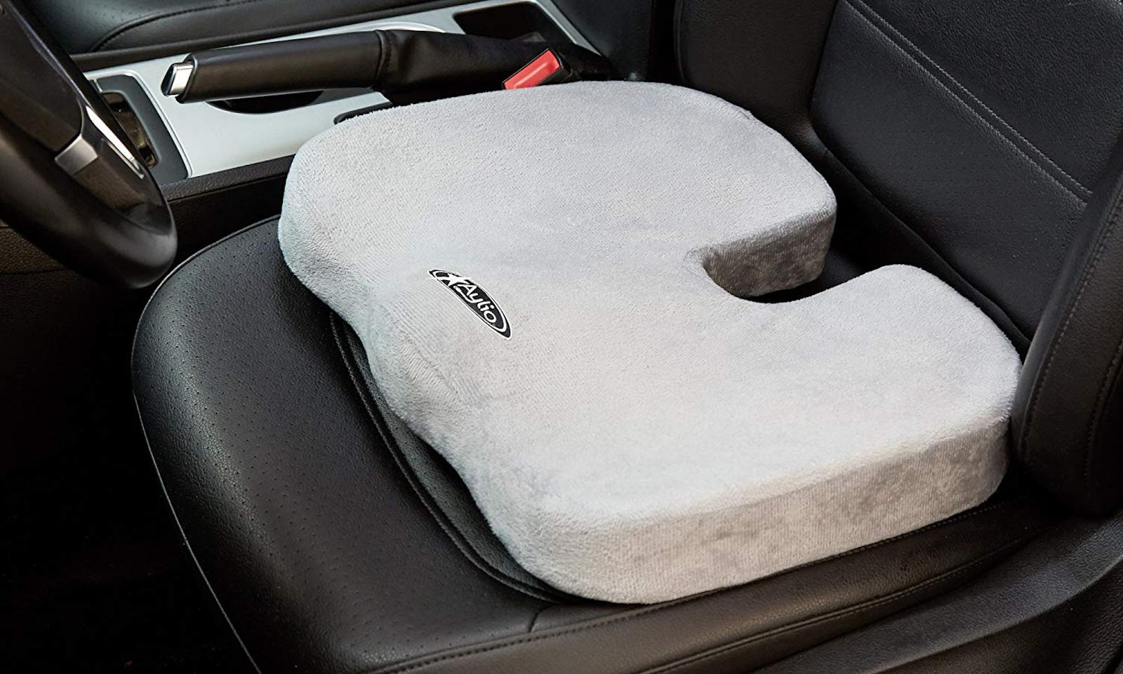 Подушка водителя купить. Ортопедическая подушка для сидения в автомобиле. Подушечка на сиденье для водителя. Ортопедическая подушка для водителя. Подушка для водителя на сиденье от геморроя.