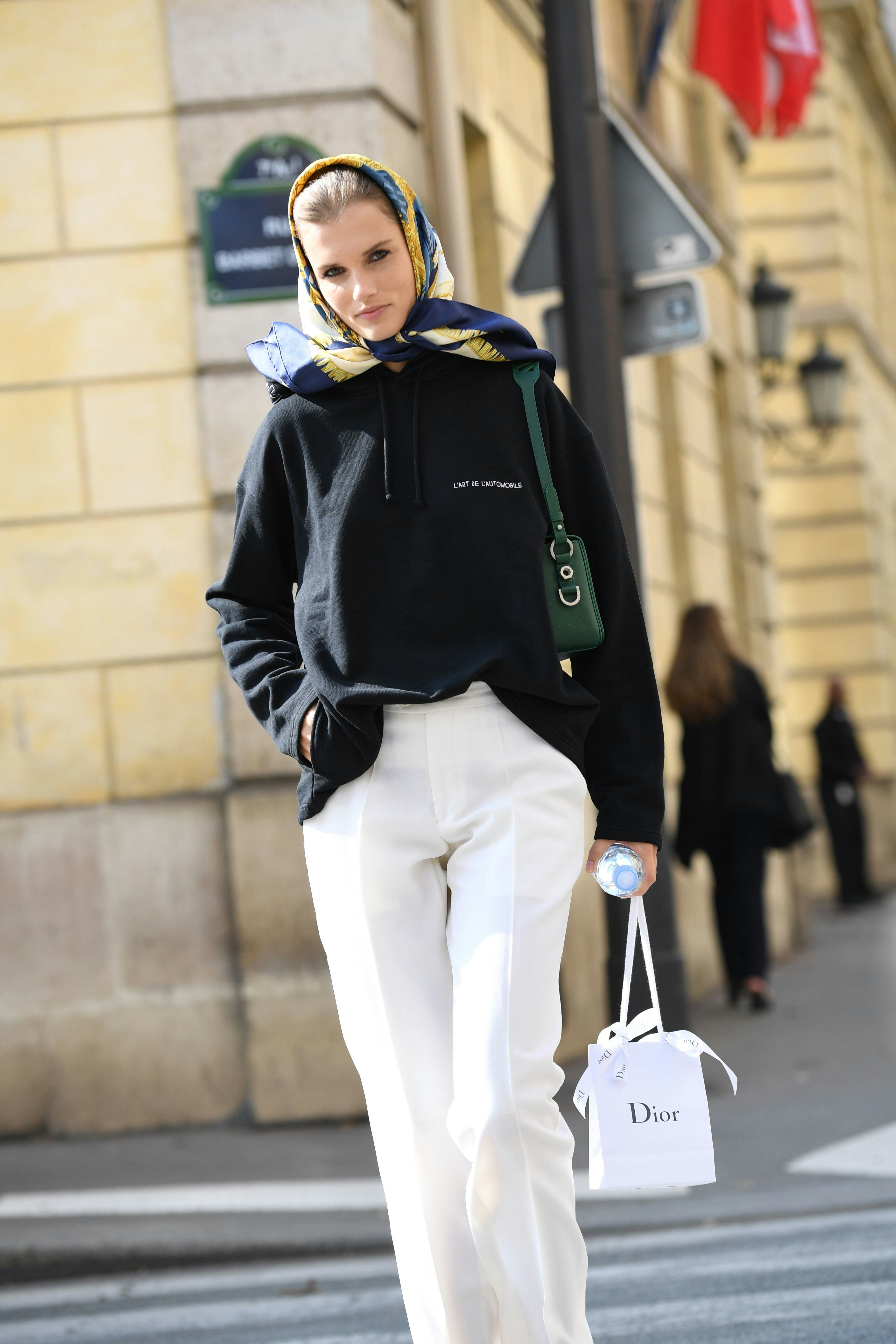 styling a square scarf