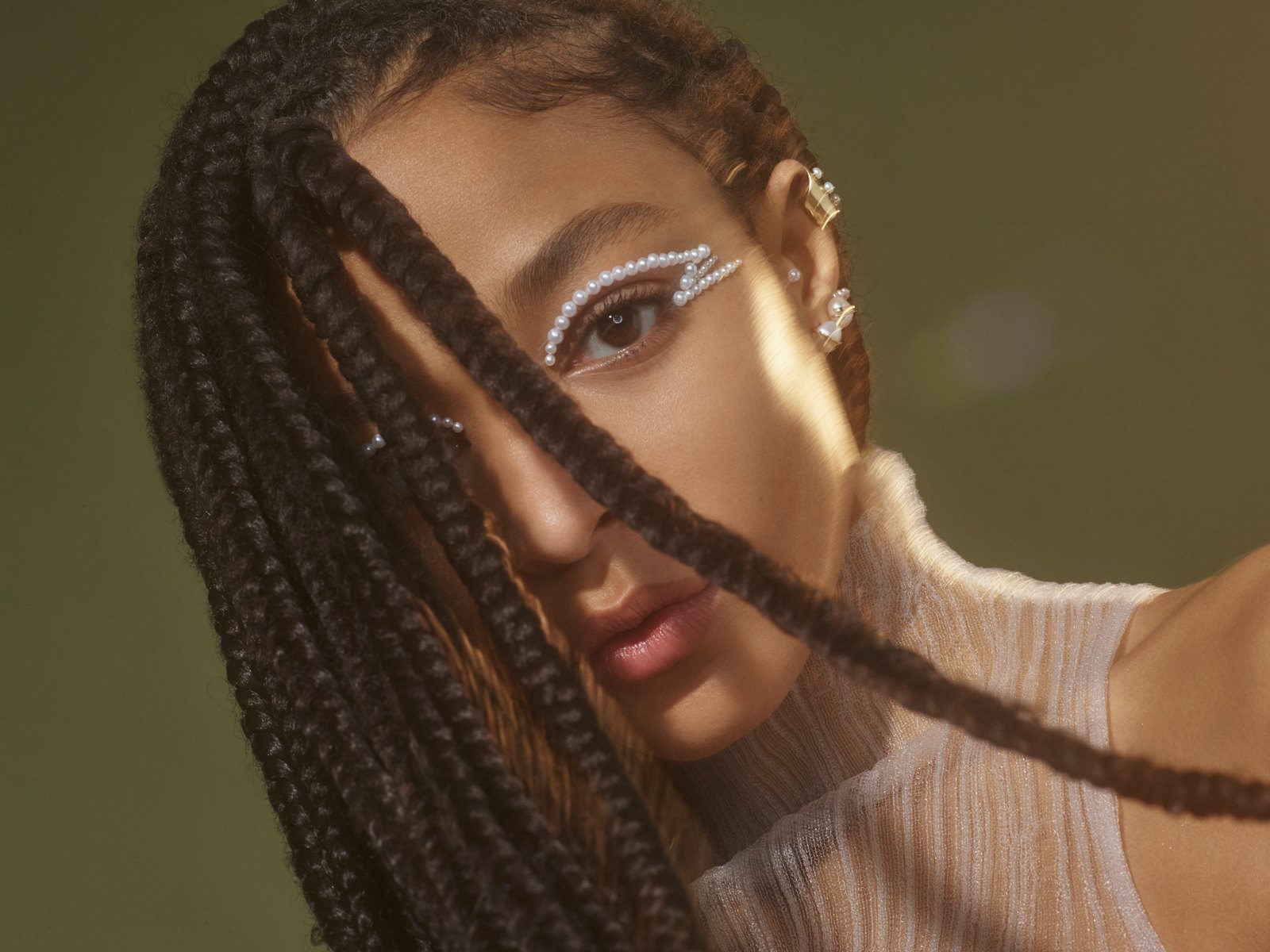 Pearl Makeup >> Spring 2019 S Pearl Makeup Trend Has Been Centuries In The Pearl Makeup >> Spring 2019 S Pearl Makeup Trend Has Been Centuries In The