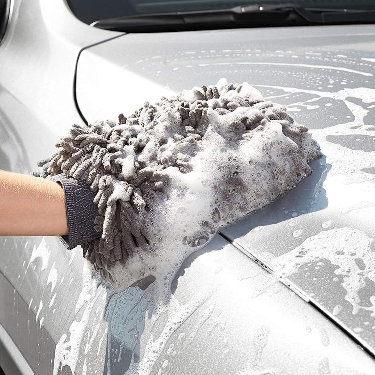 AmazonBasics Deluxe Microfiber Car Wash Mitt (2 Pack)