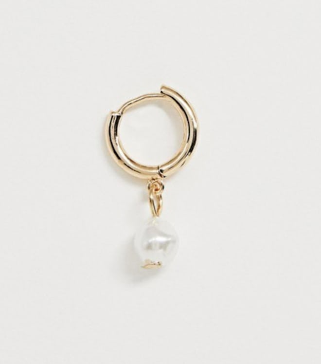 Single hoop earring with faux freshwater peal charm in gold tone