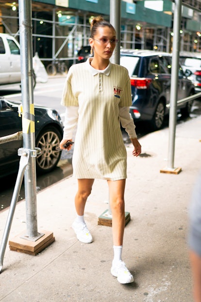 Bella Hadid in yellow shirt and white sneakers on April 23 ~ I