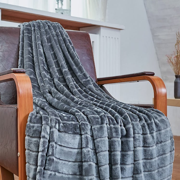 Bertte Ultra Velvet Throw Blanket