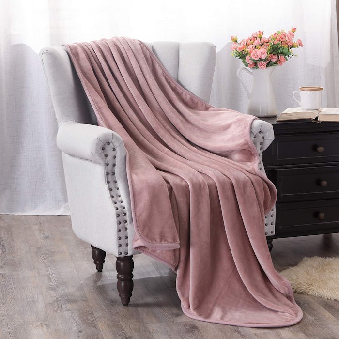 Exclusivo Mezcla Luxury Plush Throw Blanket