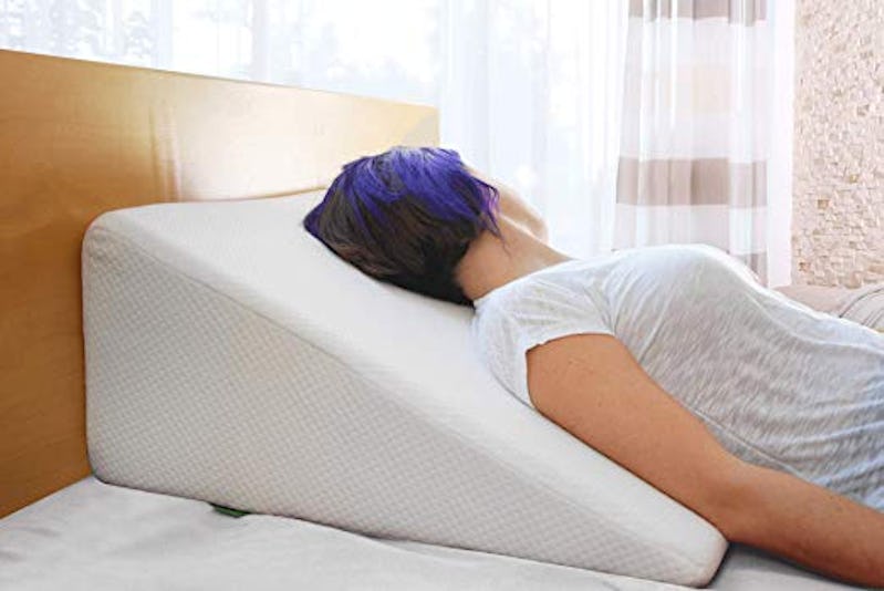 wedge pillow under crib mattress