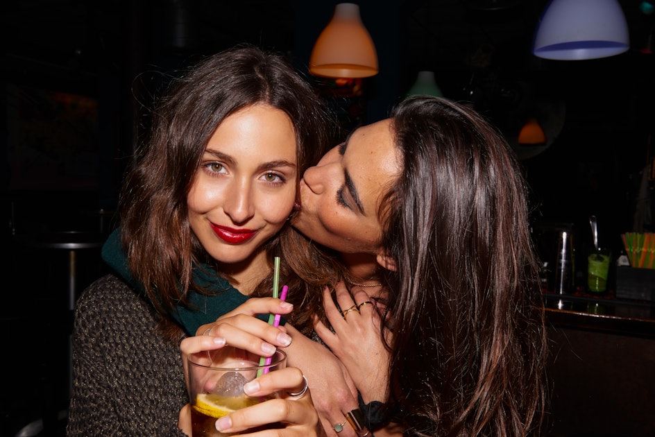 8 Women Share Tips For Asking People Out At Bars And Parties Because Flirting Can Be Fun