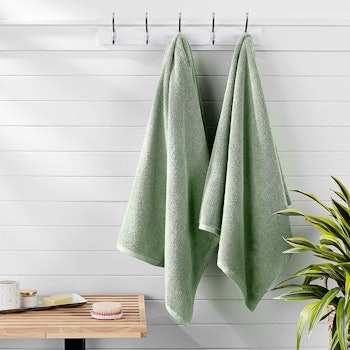 AmazonBasics QuickDry Bath Towels (Set of 2)