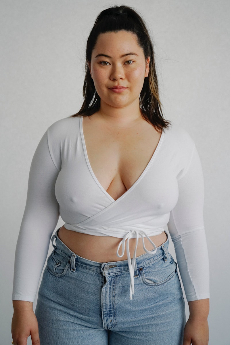 Plus size model Minami Gessel in pair of jeans and a white shirt. 