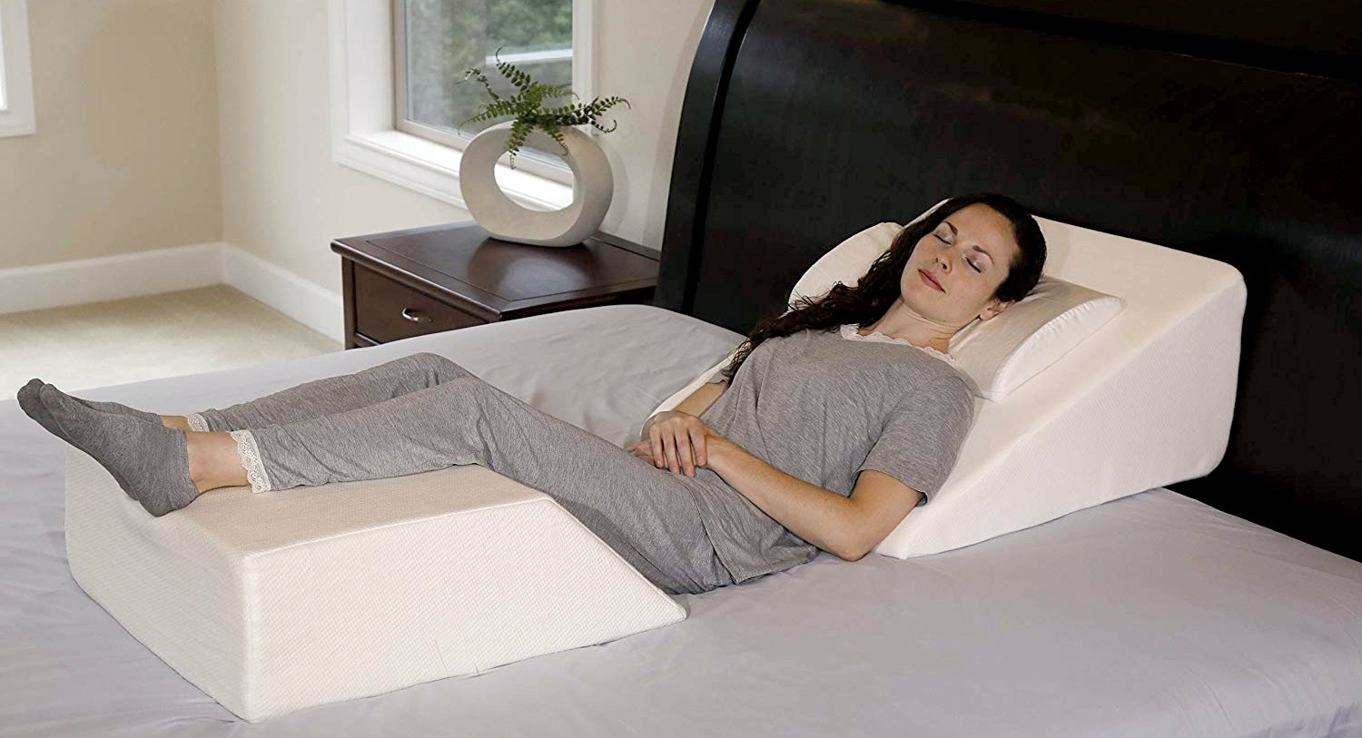 WEDGE FOAM PILLOW:-Ideal For Bed-bound And Elderly People With Back Problems.
