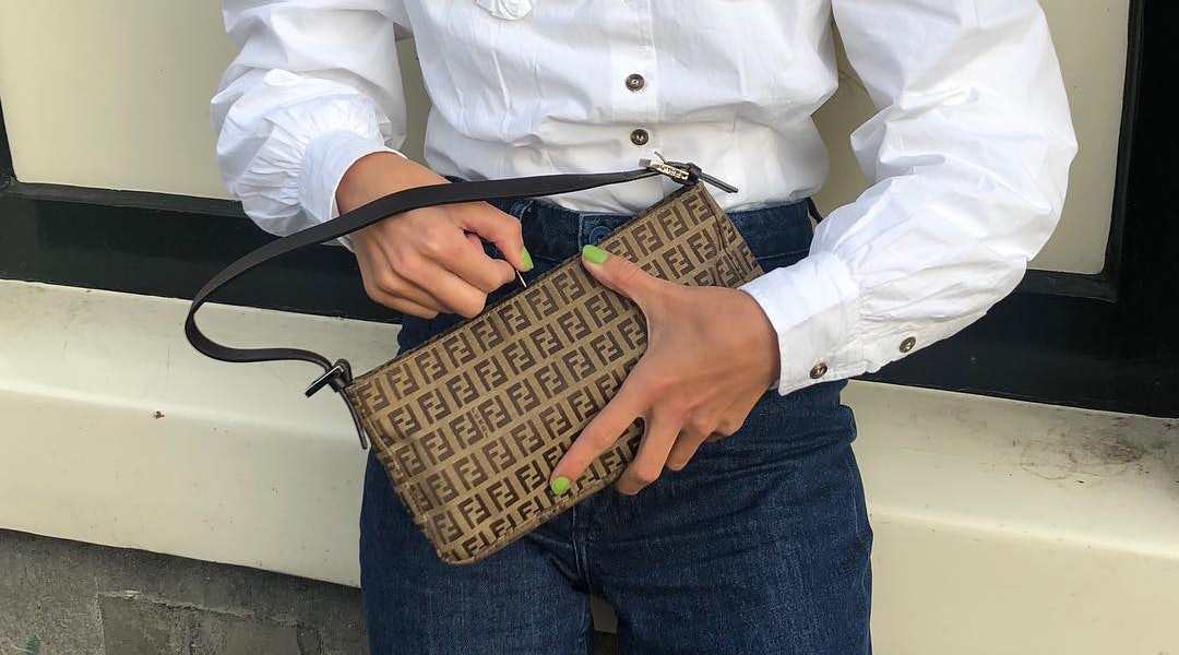 The Early 00s Baguette Bag Trend Is Back With A Vintage Twist
